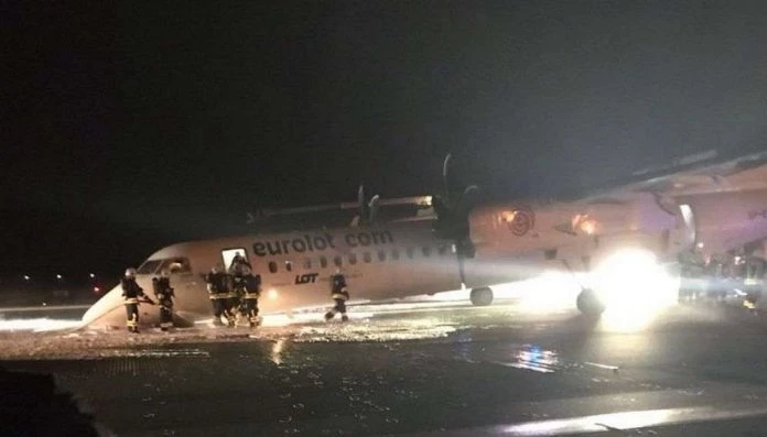 Αεροσκάφος «έσκασε» με την κοιλιά στο αεροδρόμιο της Βαρσοβίας